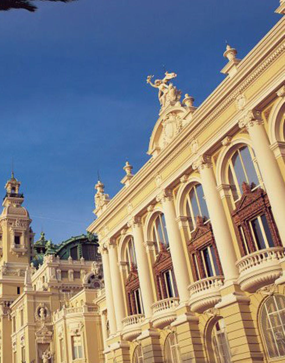 Facade, Landmark, Sculpture, Palace, Classical architecture, Monument, Medieval architecture, Arch, Historic site, Statue, 