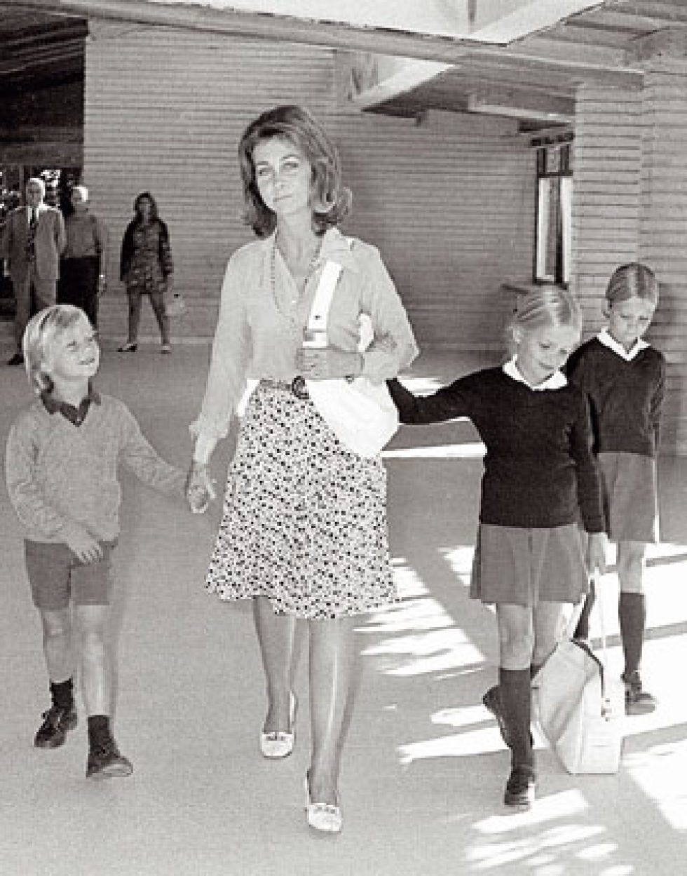 el rey felipe junto a su madre y sus hermanas camino al cole