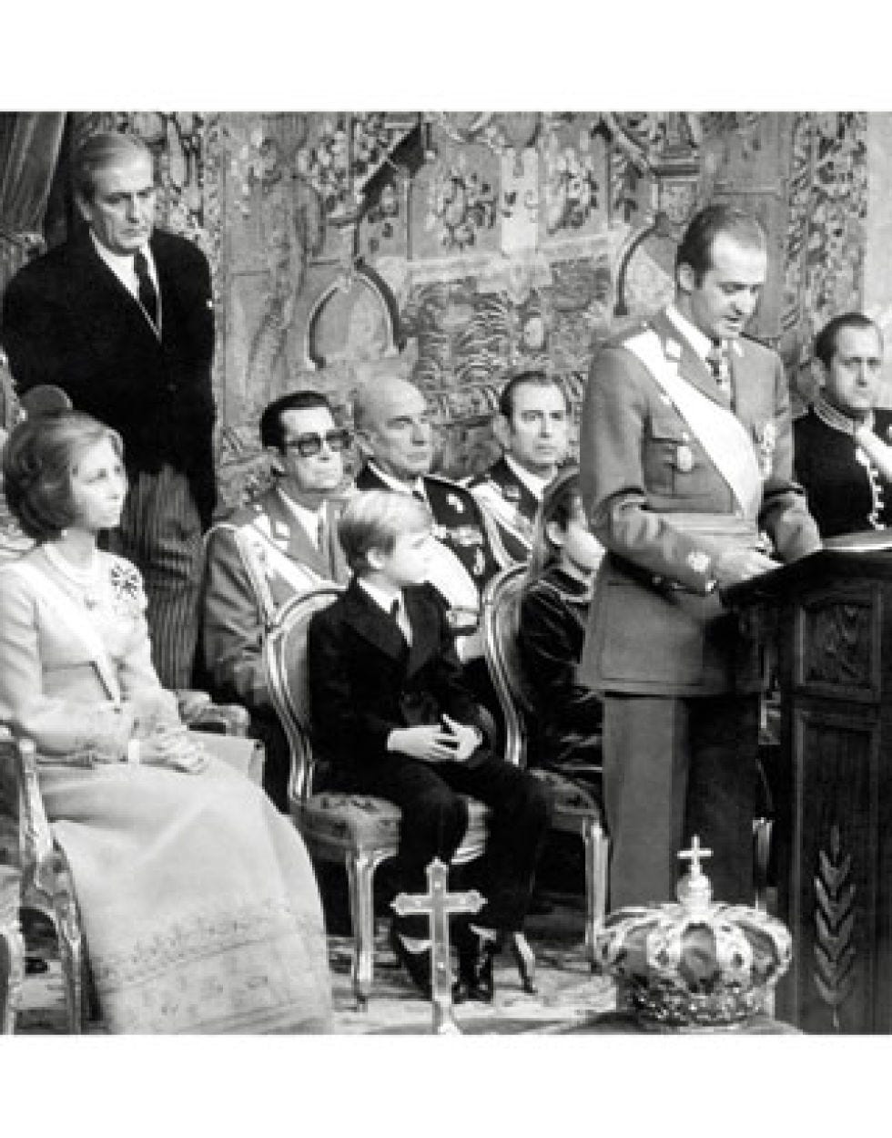el rey felipe vi sentado en la proclamación de su padre como rey