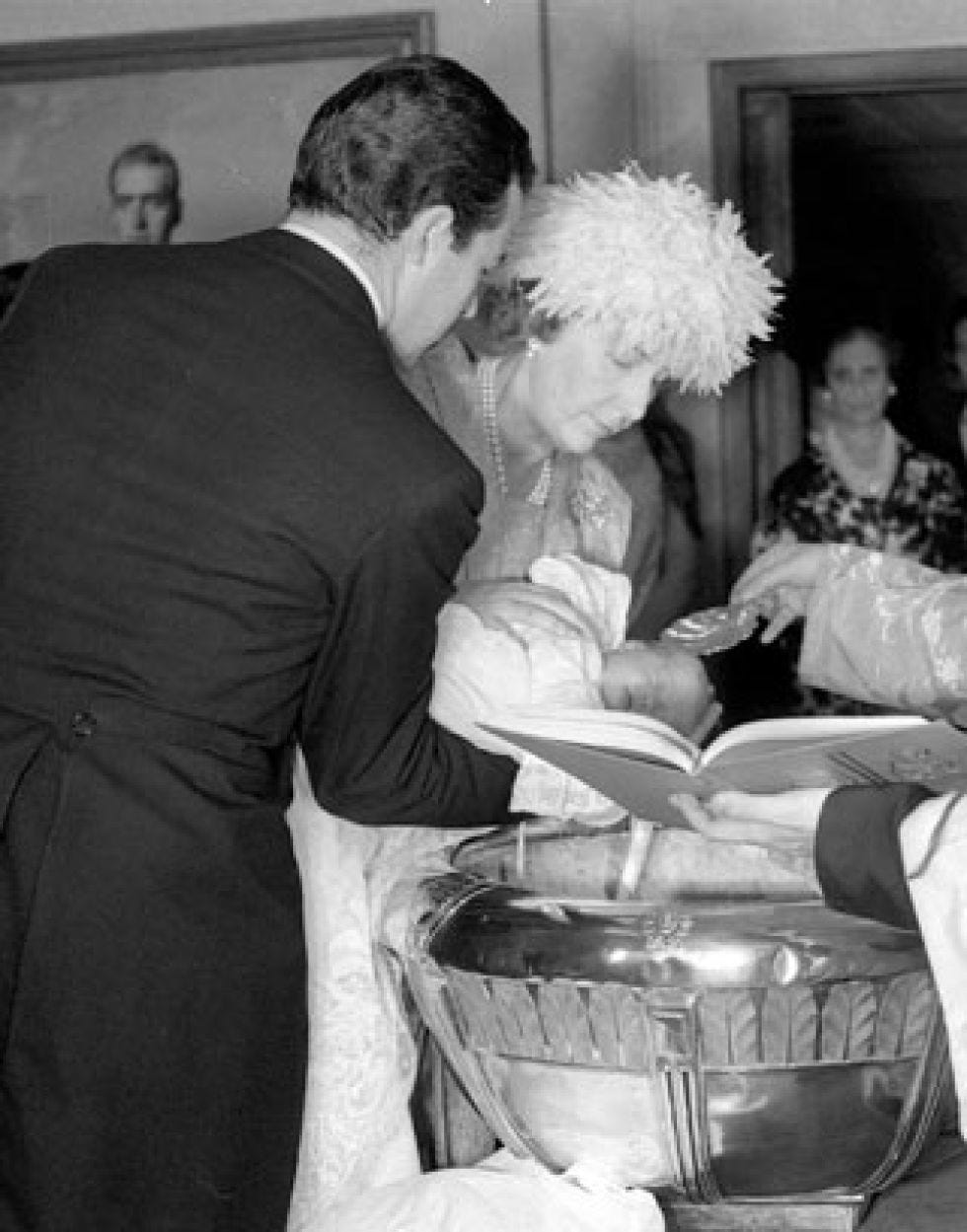 Photograph, Interaction, Monochrome, Suit, Black-and-white, Monochrome photography, Vintage clothing, Suit trousers, Plastic bag, 