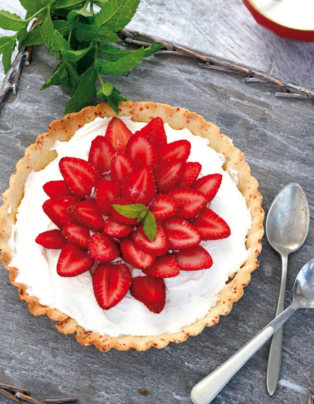 Food, Sweetness, Dishware, Leaf, Ingredient, Kitchen utensil, Serveware, Fruit, Dessert, Cutlery, 