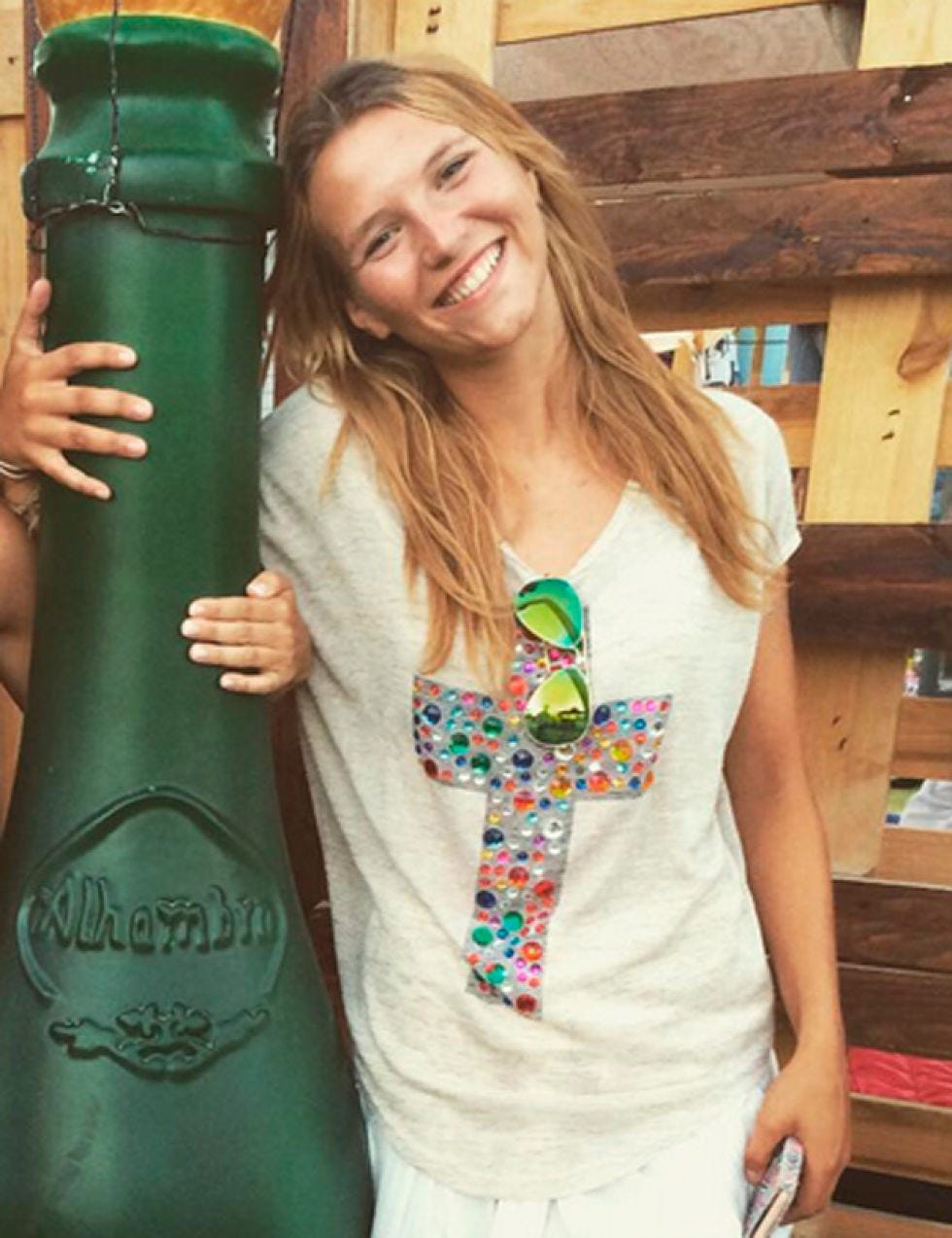 Green, Style, Teal, Blond, Brown hair, Cylinder, Long hair, Shelf, Active shirt, Bottle, 