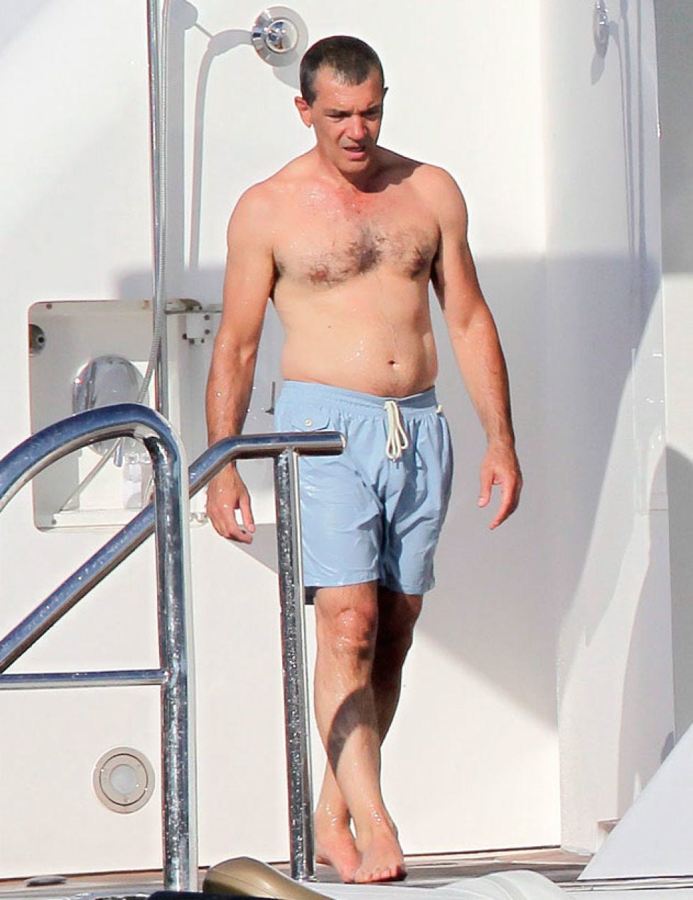Leg, Human leg, Shoulder, Elbow, Standing, Joint, Chest, board short, Barechested, Muscle, 