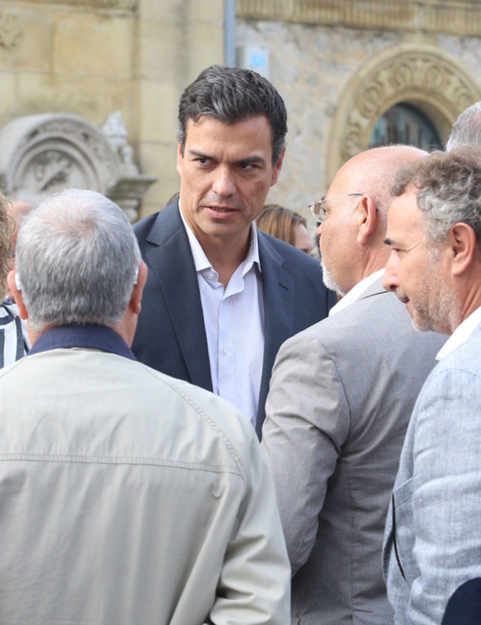Hair, Ear, Dress shirt, Coat, Suit, Temple, Blazer, White-collar worker, Conversation, 