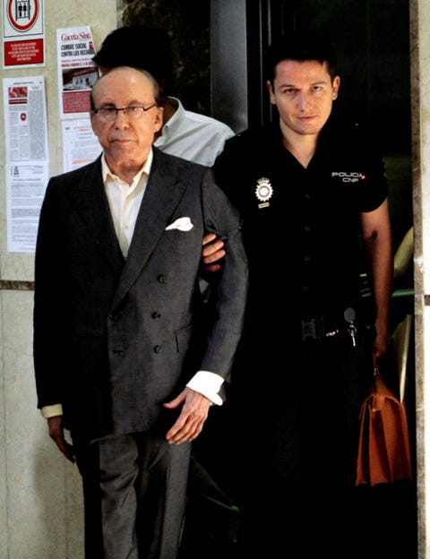 Glasses, Dress shirt, Collar, Trousers, Suit trousers, Standing, Coat, Outerwear, Formal wear, Bag, 
