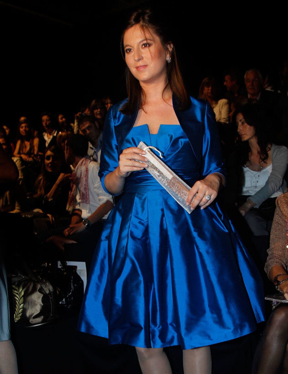 Arm, Hairstyle, Human body, Dress, Bag, Fashion accessory, Formal wear, Luggage and bags, Fashion show, Fashion model, 