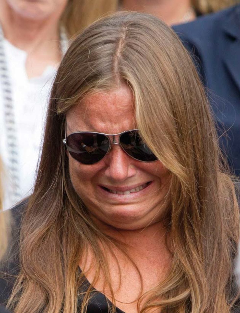 Eyewear, Vision care, Glasses, Lip, Hairstyle, Chin, Sunglasses, Brown hair, Street fashion, Blond, 