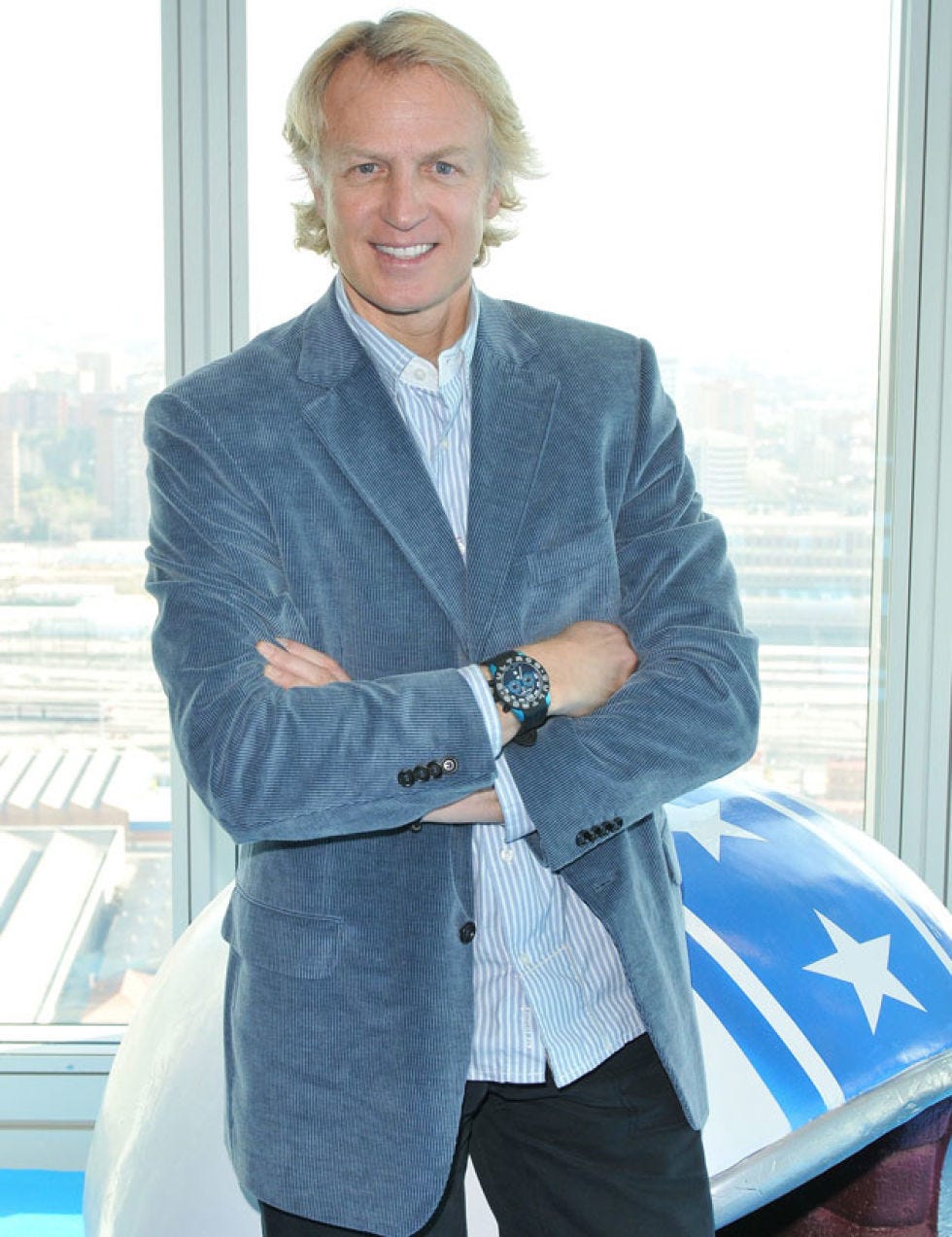 Suit, Blue, Clothing, Outerwear, Blazer, White-collar worker, Businessperson, Formal wear, Jacket, 