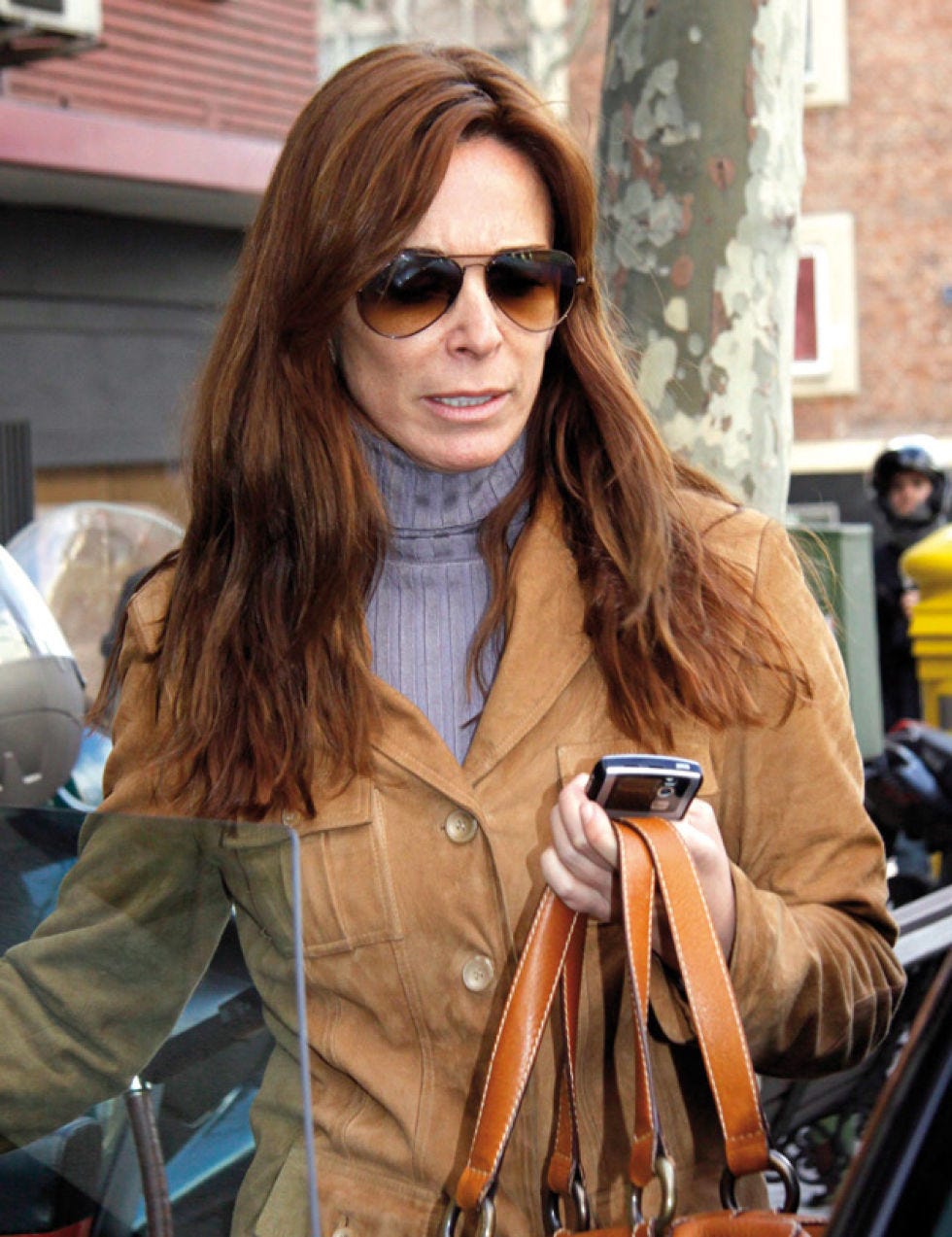 Eyewear, Glasses, Vision care, Sunglasses, Textile, Jacket, Outerwear, Coat, Style, Street fashion, 