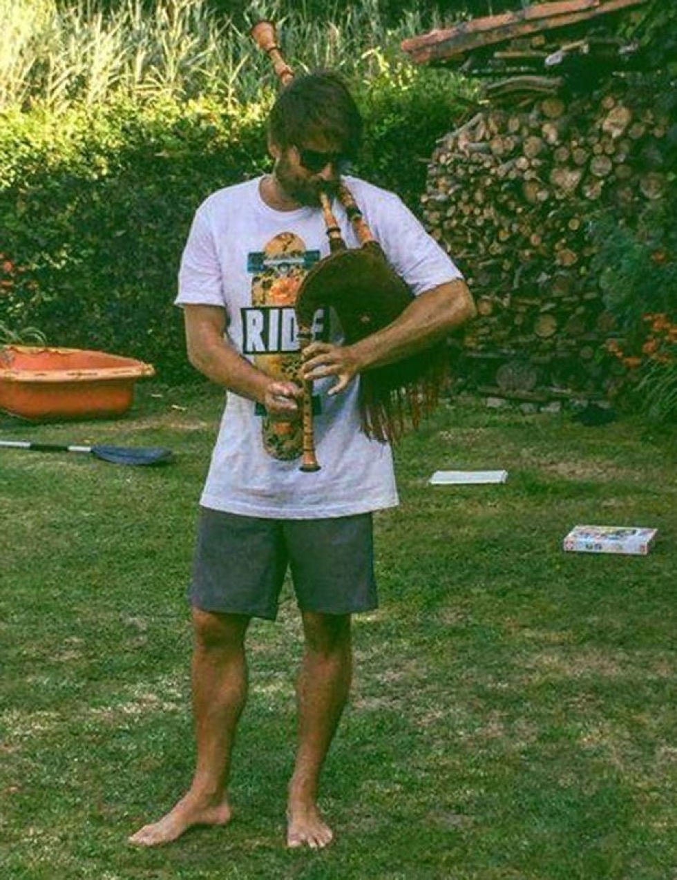 Barefoot, Foot, Toe, Bermuda shorts, Trunks, Woodwind instrument, Wind instrument, Saxophone, 