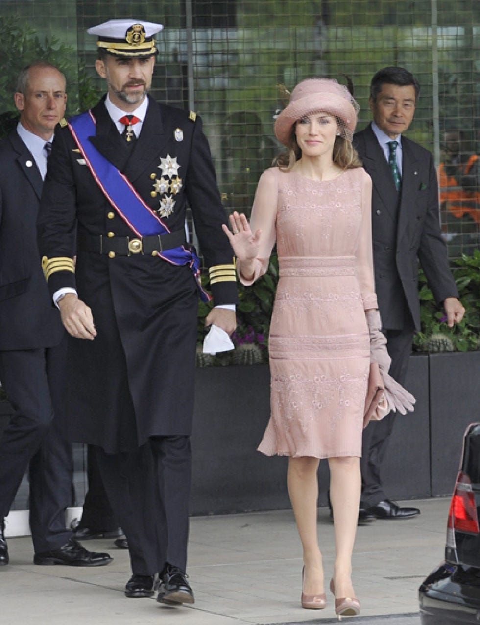 Clothing, Leg, Trousers, Coat, Shirt, Outerwear, Hat, Dress shirt, Formal wear, Suit, 