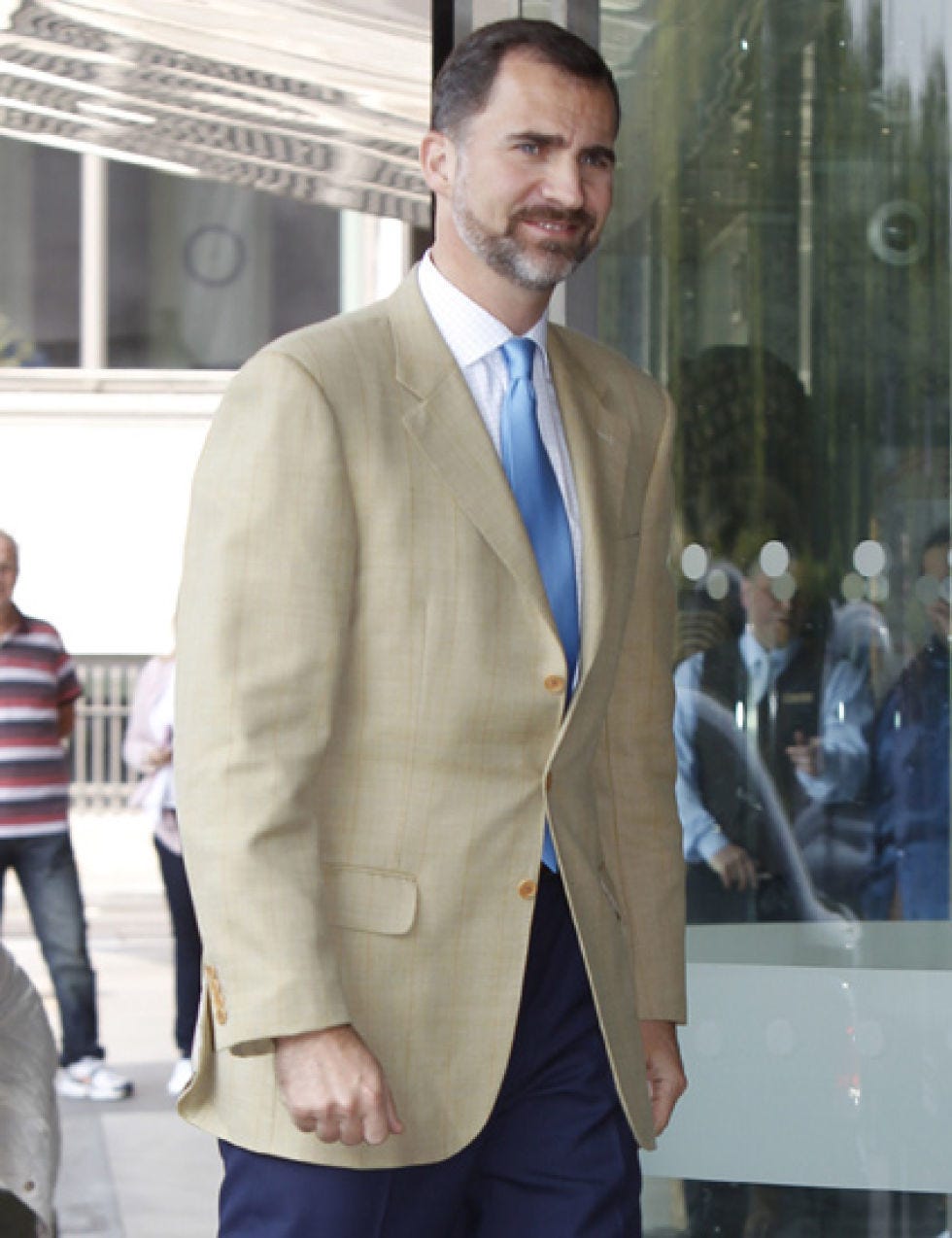 Arm, Leg, Dress shirt, Collar, Sleeve, Trousers, Coat, Human body, Suit trousers, Shoulder, 