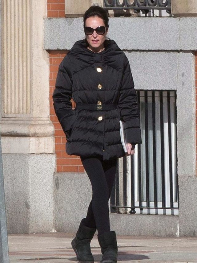 Clothing, Sleeve, Textile, Joint, Standing, Human leg, Outerwear, Sunglasses, Style, Street fashion, 