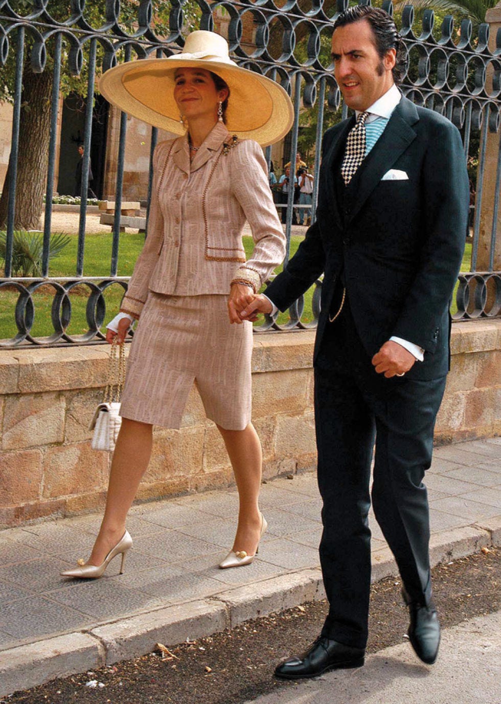 Clothing, Leg, Hat, Trousers, Coat, Shirt, Outerwear, Standing, Sun hat, Suit trousers, 