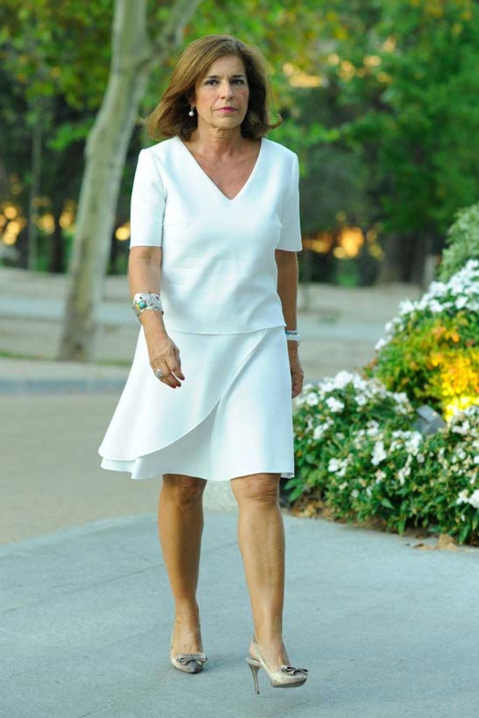 Clothing, Sleeve, Dress, Shoulder, Joint, Human leg, Formal wear, Summer, One-piece garment, Street fashion, 