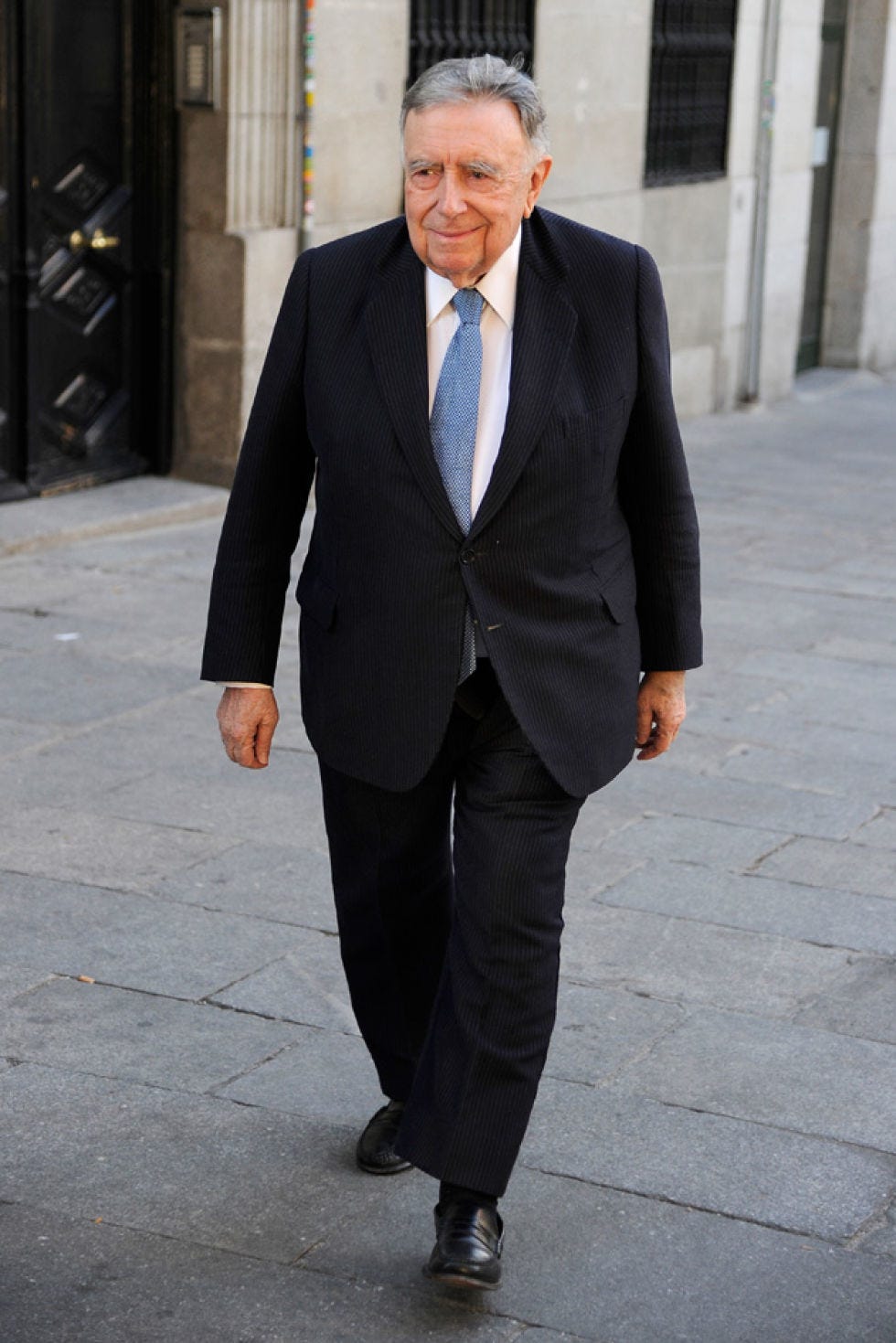 Clothing, Coat, Dress shirt, Collar, Sleeve, Trousers, Suit trousers, Pocket, Standing, Shirt, 