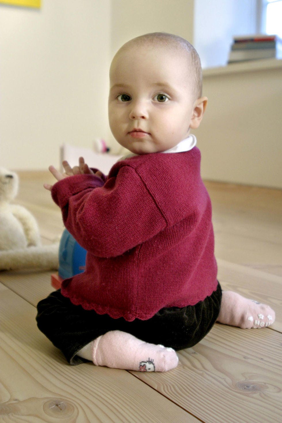 Ear, Cheek, Finger, Floor, Sleeve, Skin, Flooring, Child, Stuffed toy, Pink, Ear, Cheek, Finger, Floor, Sleeve, Skin, Flooring, Child, Stuffed toy, Pink,