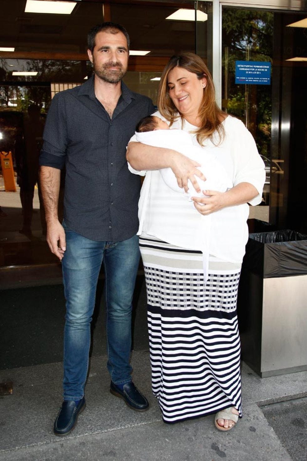 Trousers, Shoulder, Shirt, Jeans, Standing, Denim, T-shirt, Interaction, Beard, Waist, 