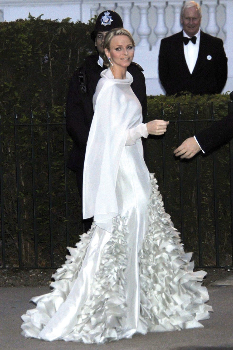 Clothing, Trousers, Event, Dress, Coat, Textile, Gown, Outerwear, Formal wear, Bridal clothing, 