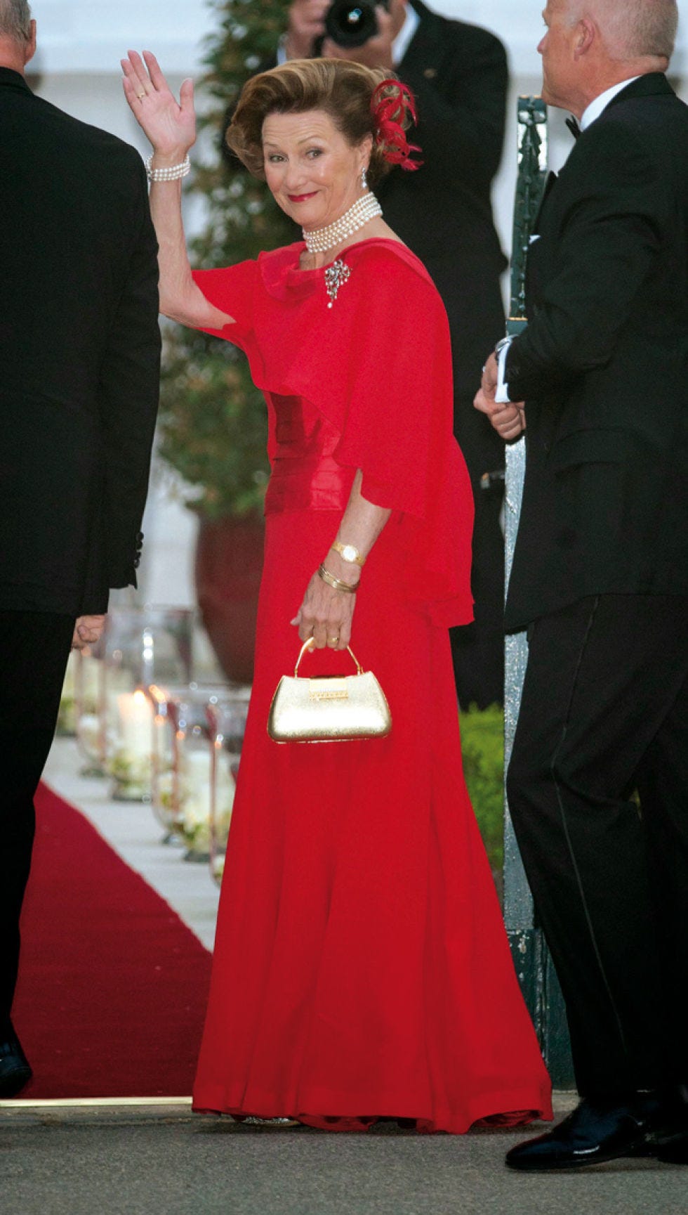 Dress, Trousers, Coat, Red, Outerwear, Formal wear, Suit, Carpet, Fashion, Blazer, 
