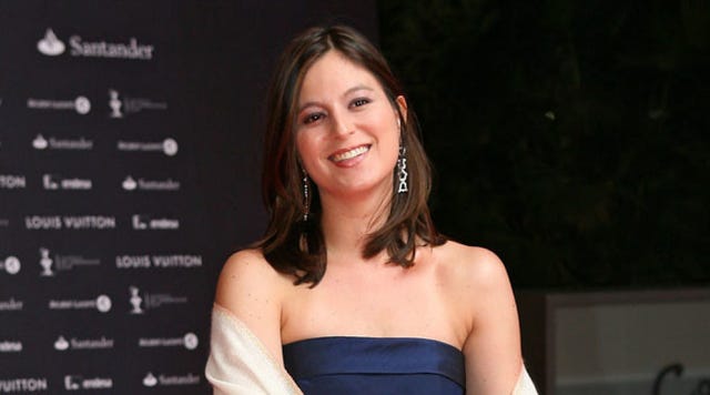 Hair, Lip, Hairstyle, Strapless dress, Skin, Shoulder, Eyebrow, Happy, Facial expression, Formal wear, 