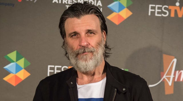 Facial hair, Cheek, Hairstyle, Chin, Forehead, Eyebrow, Moustache, Beard, Collar, Jaw, 