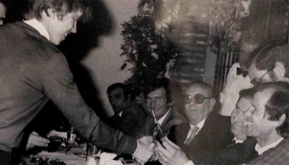 Vision care, Photograph, Formal wear, Interaction, Monochrome, White-collar worker, Blazer, Conversation, Tie, Gesture, 