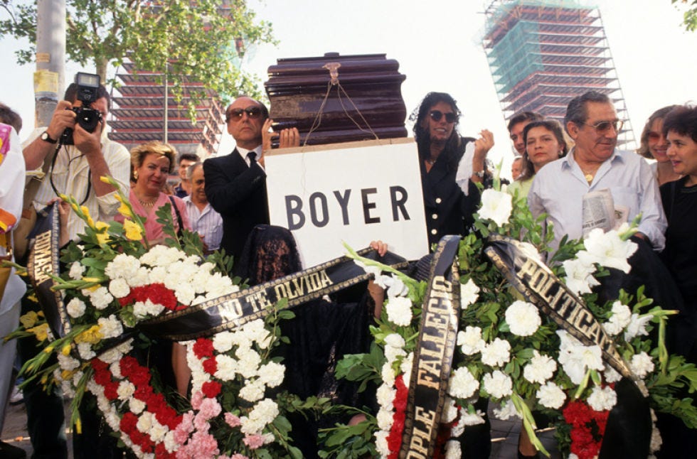 Bouquet, Flower, Hat, Floristry, Petal, Flower Arranging, Cut flowers, Floral design, Artificial flower, Tradition, 