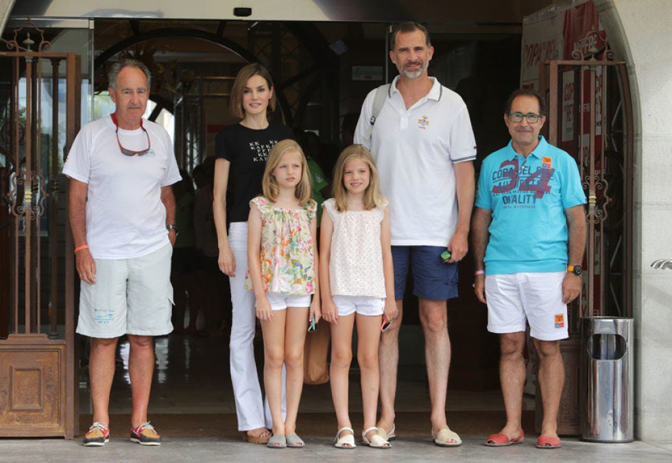 Leg, Shirt, Standing, T-shirt, Shorts, Bermuda shorts, Temple, Active shorts, Trunks, Curtain, 