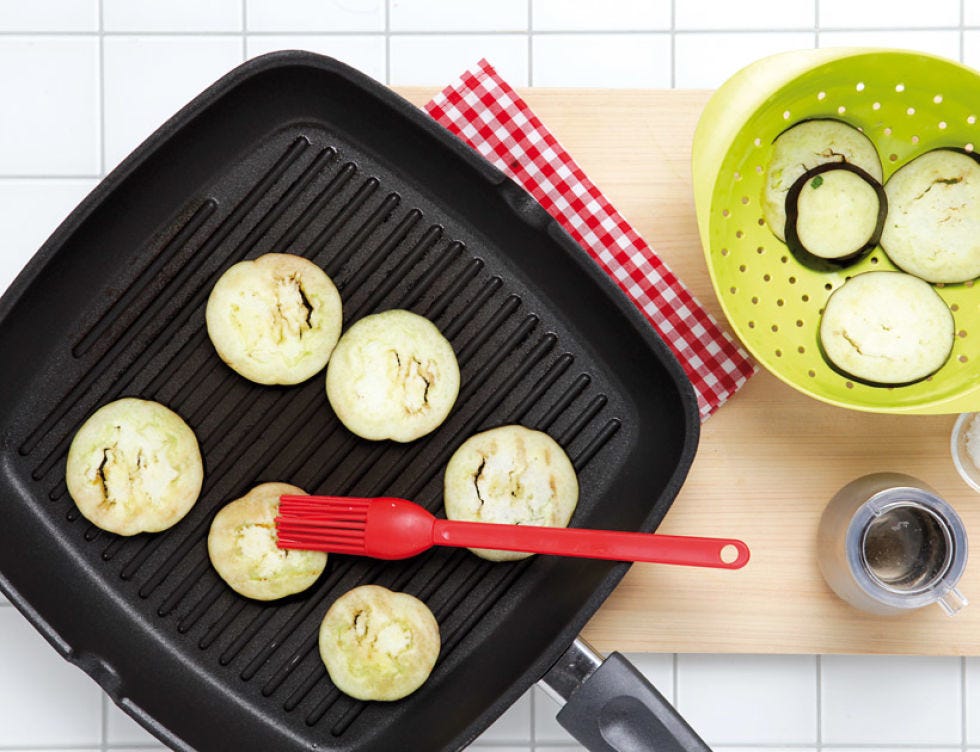 Food, Cuisine, Dishware, Cooking, Dish, Recipe, Plate, Cookware and bakeware, Fast food, Kitchen utensil, 
