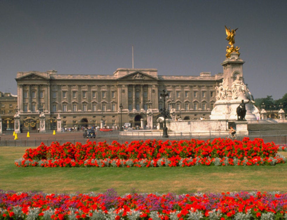 Plant, Flower, Petal, Garden, Landmark, Tourism, Facade, Palace, Metropolitan area, Town square, 