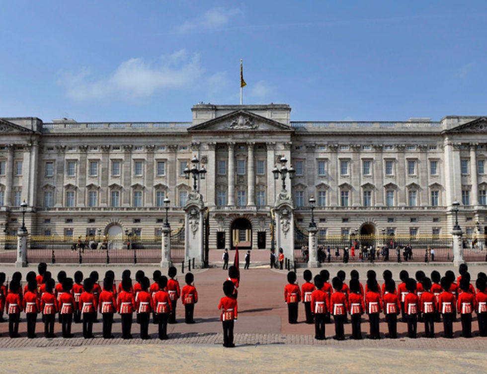 Uniform, Building, Facade, Landmark, Palace, Official residence, Military organization, Government, Flag, Classical architecture, 