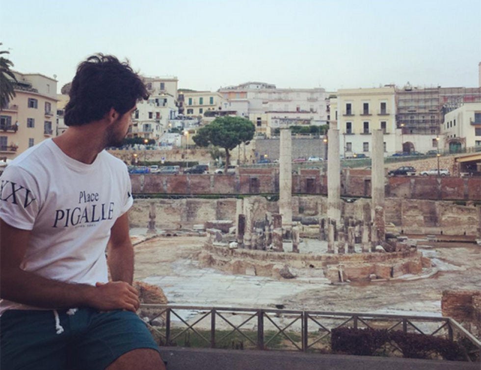 Black hair, Residential area, Human settlement, Ruins, History, Ancient rome, Ancient history, Archaeological site, Ancient roman architecture, Column, 