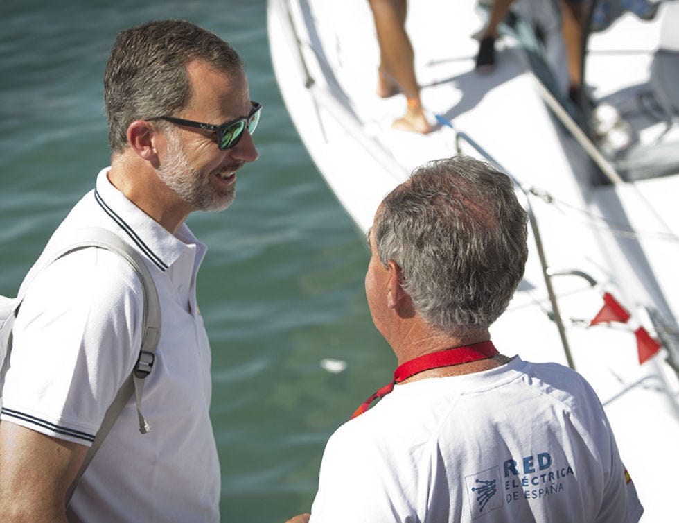 Eyewear, Vision care, Sleeve, T-shirt, Sunglasses, Watercraft, Back, Buzz cut, Boat, Crew cut, 