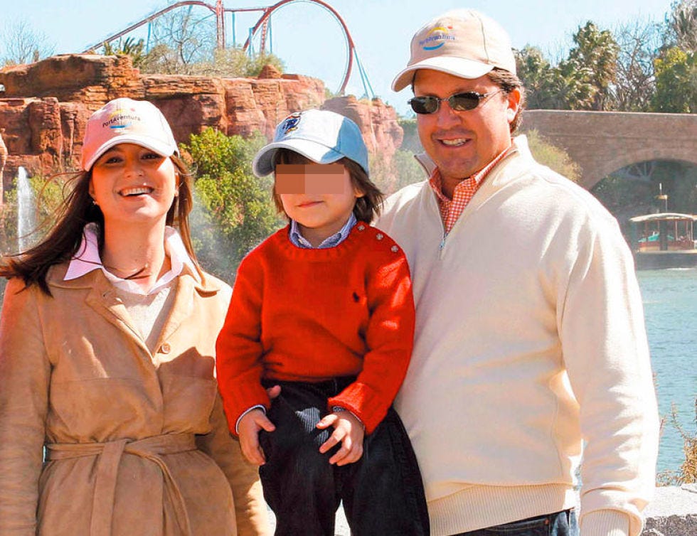 Eyewear, Cap, Smile, Goggles, Sleeve, Sunglasses, Fashion accessory, Baseball cap, Headgear, Vacation, 