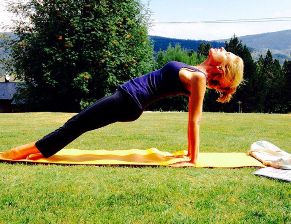 Physical fitness, Yoga, Pilates, Arm, Joint, Stretching, Shoulder, Yoga mat, Leg, Sportswear, 