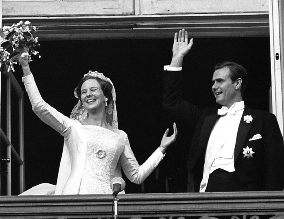 Happy, Formal wear, Facial expression, Suit, Gesture, Ceremony, Headpiece, Hair accessory, Laugh, Tradition, 