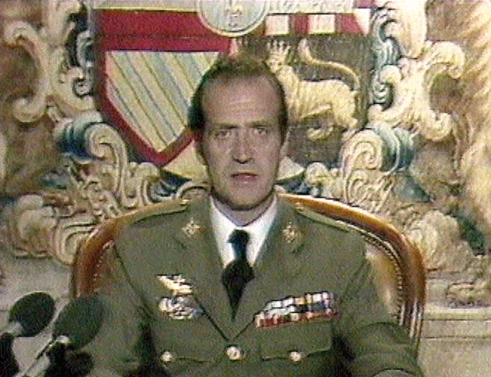 Collar, Forehead, Military uniform, Military person, Uniform, Formal wear, Blazer, Military officer, Military rank, Non-commissioned officer, 