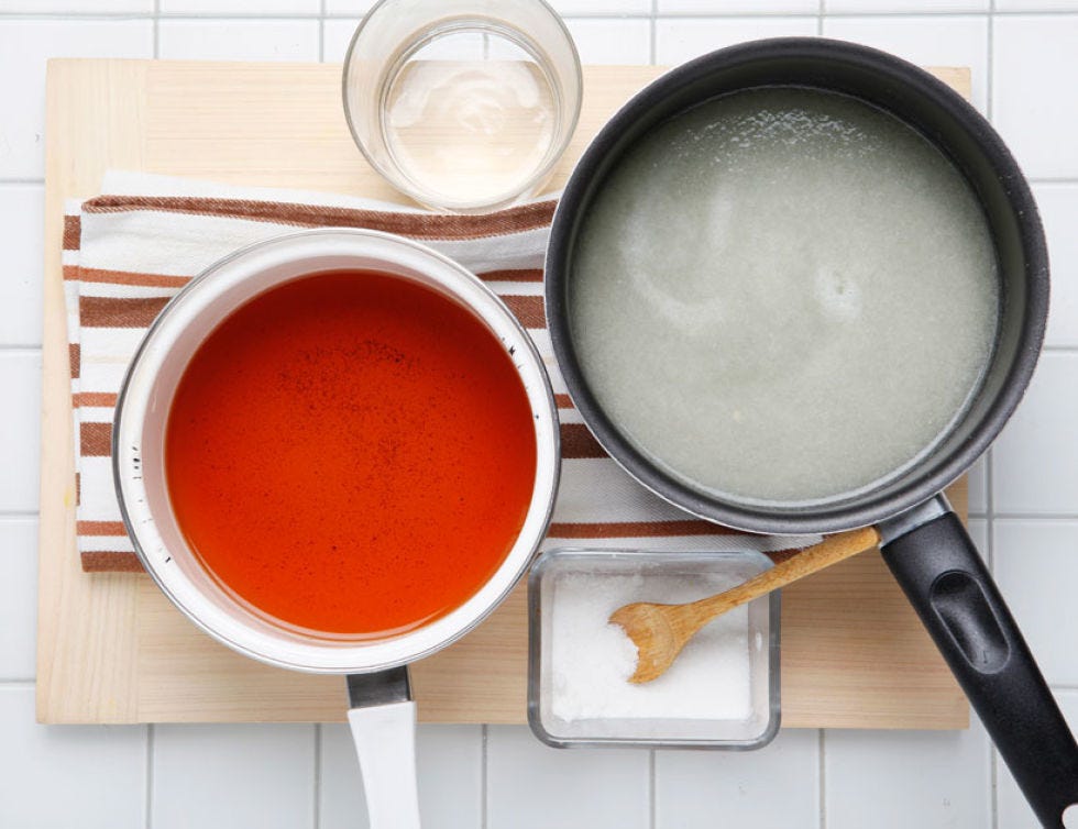 Serveware, Orange, Cookware and bakeware, Dishware, Chemical compound, Circle, Frying pan, Kitchen utensil, Saucepan, Sauté pan, 