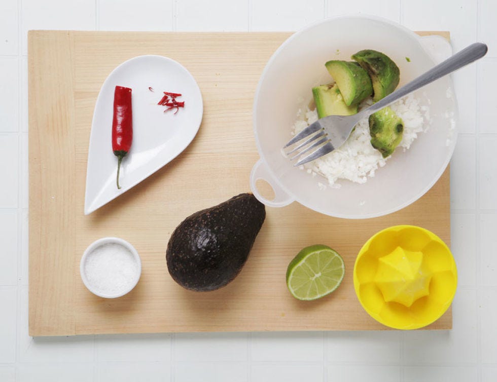 Food, Dishware, Tableware, Lemon, Serveware, Fruit, Citrus, Kitchen utensil, Produce, Plate, 
