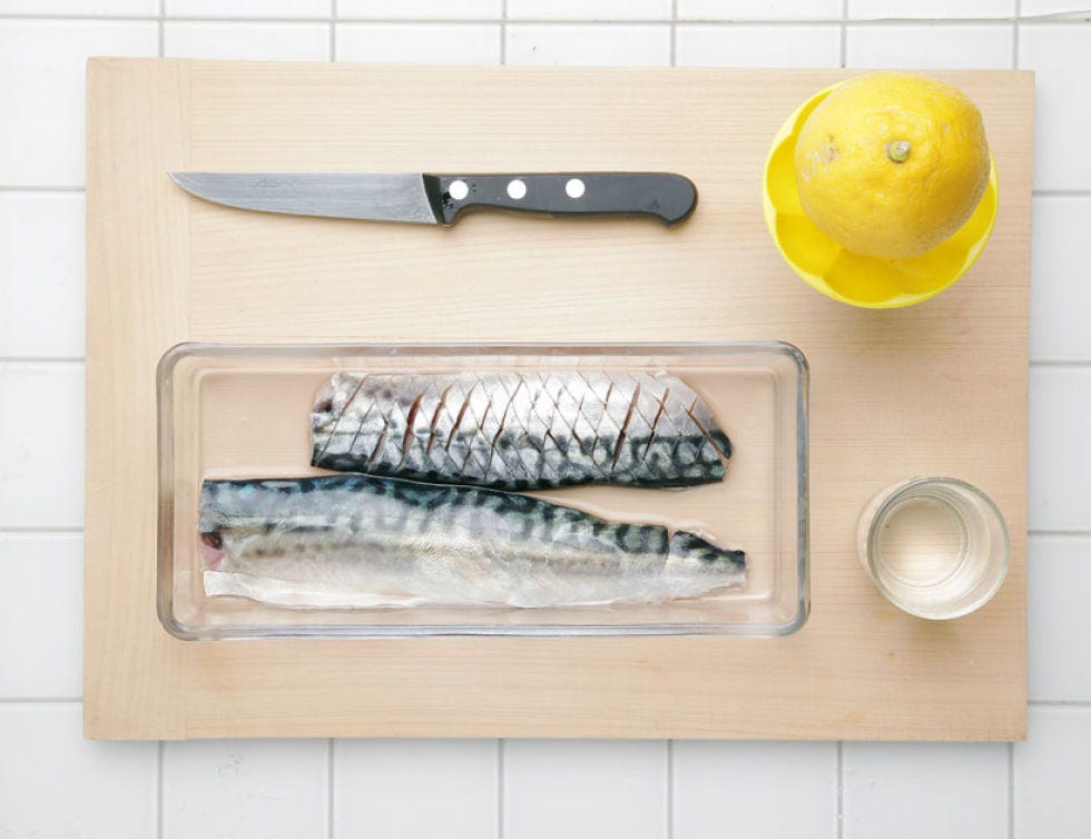 Food, Fruit, Lemon, Citrus, Seafood, Citric acid, Fish, Plate, Serveware, Kitchen utensil, 