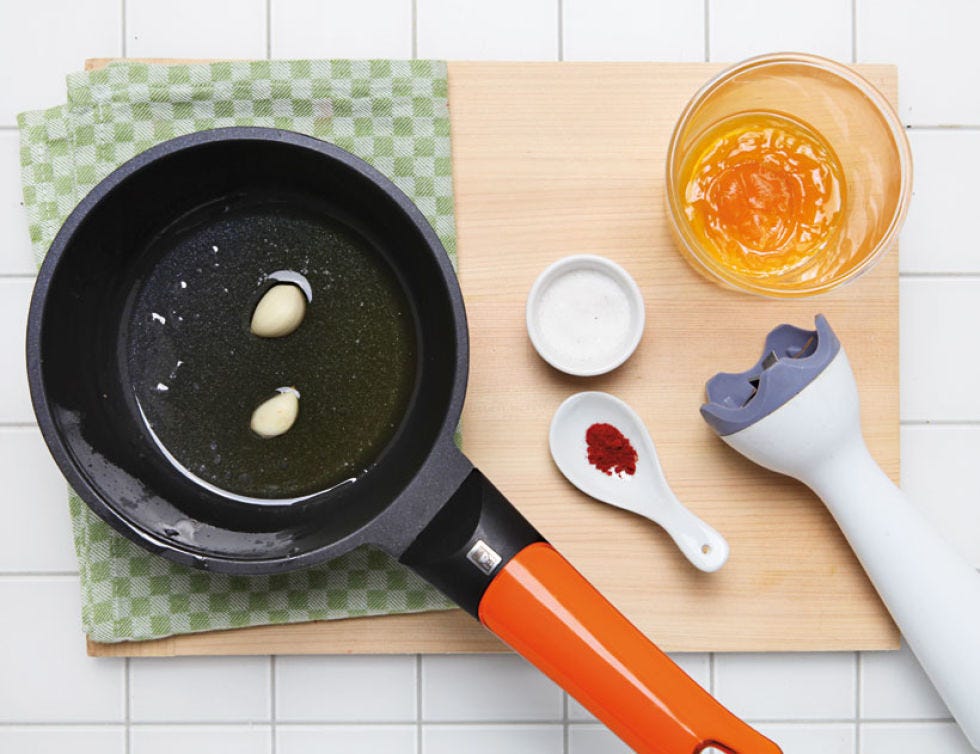 Frying pan, Kitchen utensil, Cookware and bakeware, Dishware, Ingredient, Cutlery, Serveware, Sauté pan, Kitchen knife, Circle, 