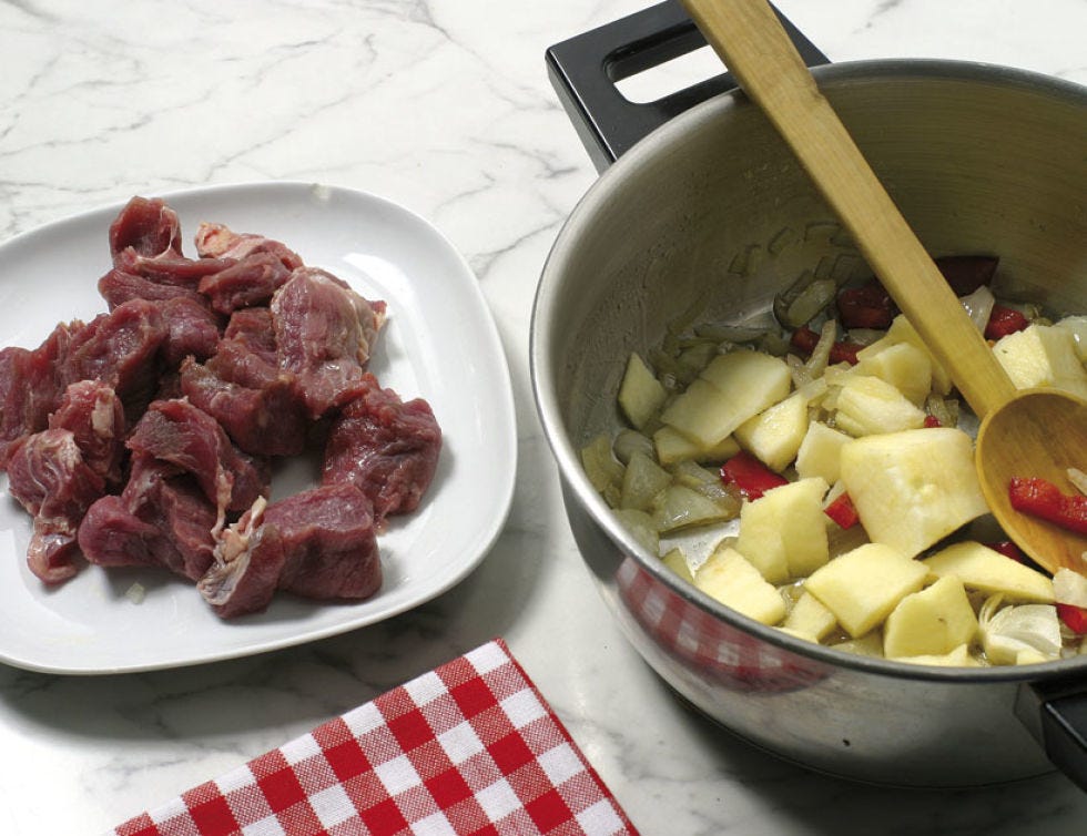Food, Ingredient, Dishware, Tableware, Beef, Recipe, Plate, Kitchen utensil, Cookware and bakeware, Cooking, 