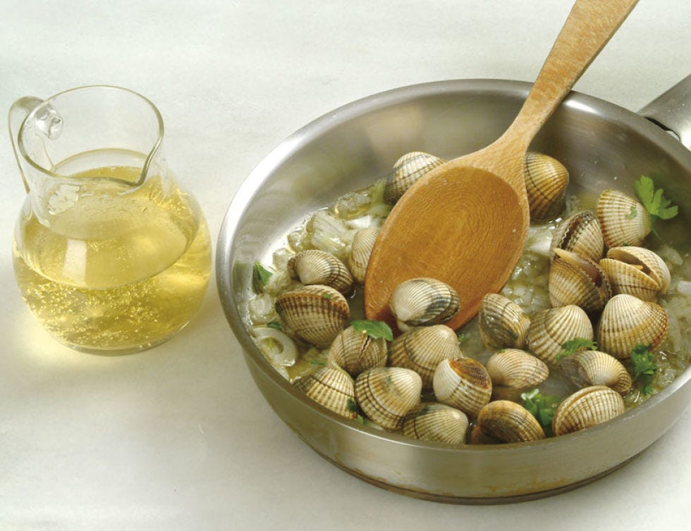 Serveware, Drink, Ingredient, Fluid, Bivalve, Tableware, Liquid, Natural material, Clam, Drinkware, 