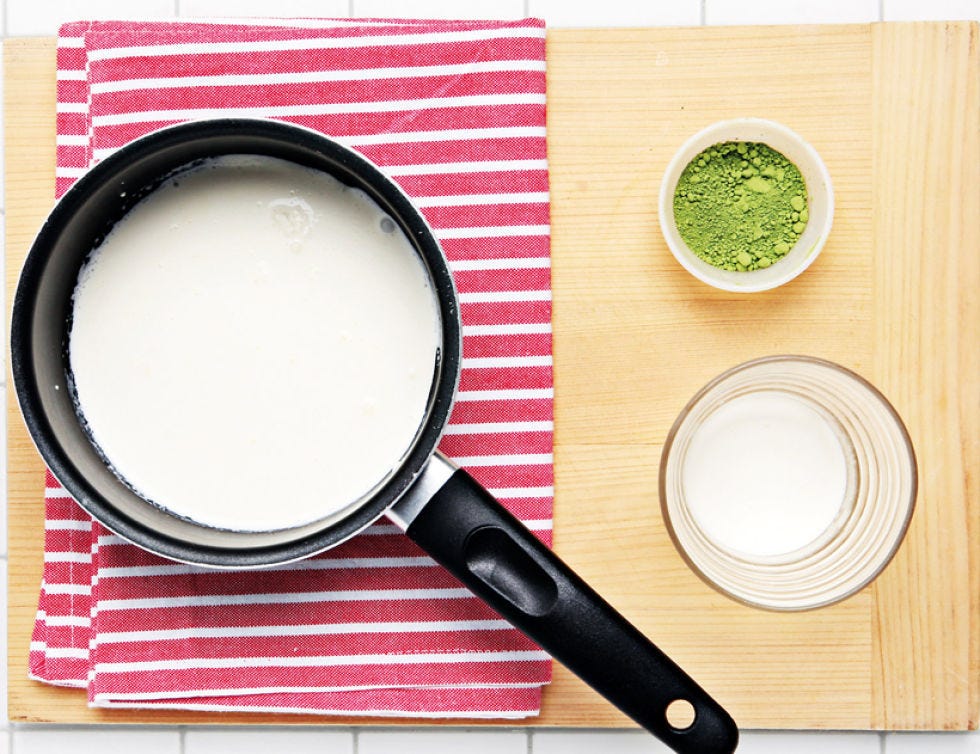 Dishware, Ingredient, Serveware, Circle, Condiment, Chemical compound, Stationery, Cookware and bakeware, Green sauce, Matcha, 