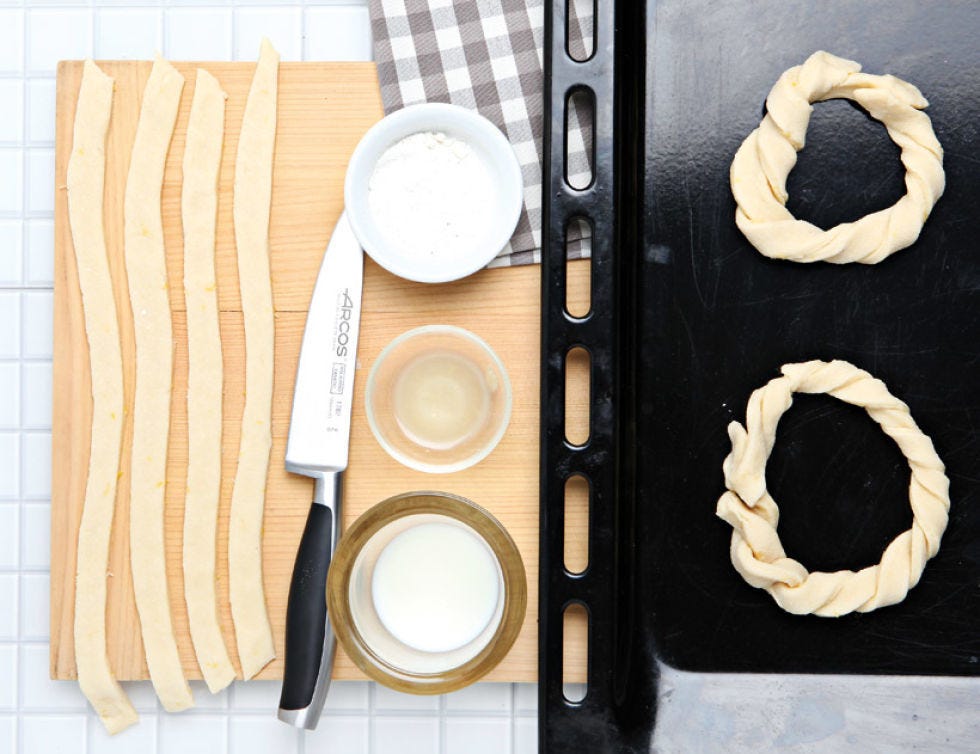 Dishware, Cosmetics, Kitchen utensil, Circle, Body jewelry, Dairy, Napkin, Platter, 
