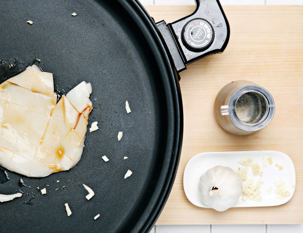 Food, Cuisine, Cookware and bakeware, Ingredient, Dishware, Dish, Recipe, Frying pan, Meal, Cutting board, 
