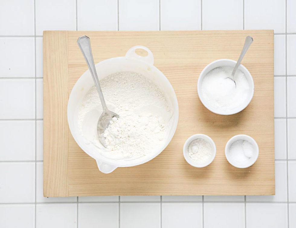 Ingredient, Flour, Powder, Serveware, Kitchen utensil, Dishware, Chemical compound, Corn starch, All-purpose flour, Bread flour, 