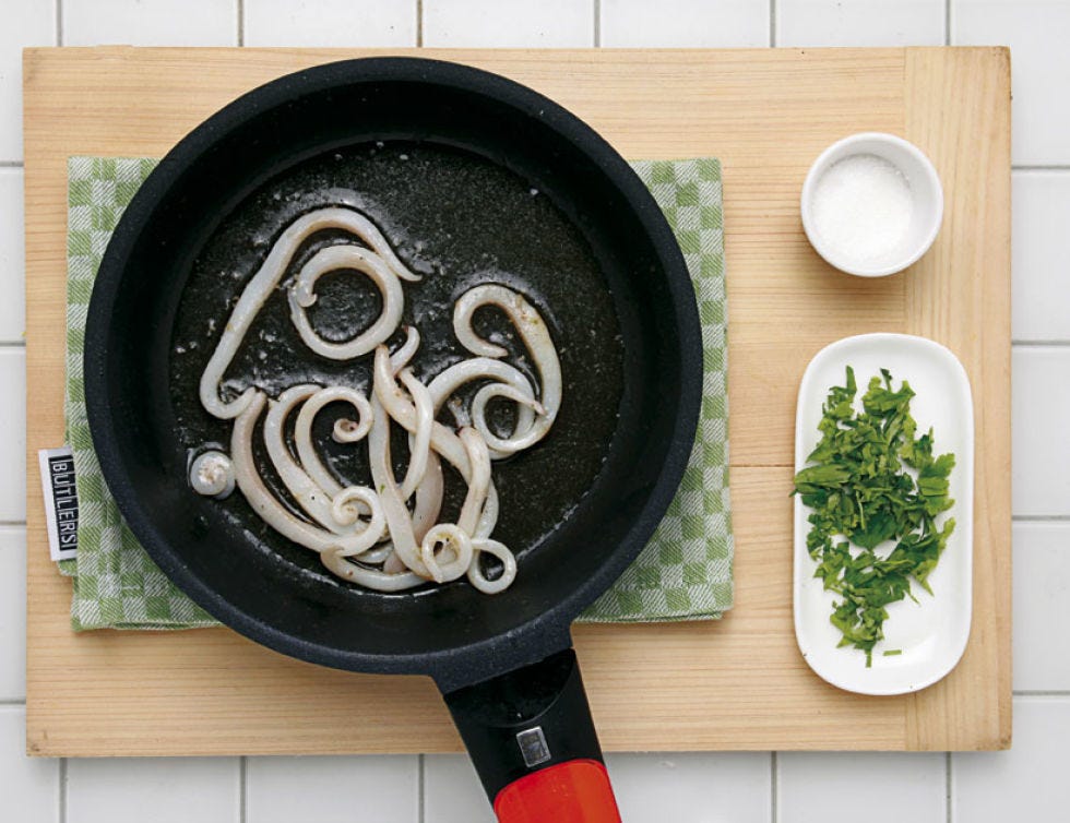 Wood, Dishware, Ingredient, Food, Leaf vegetable, Kitchen utensil, Vegetable, Herb, Iron, Fines herbes, 