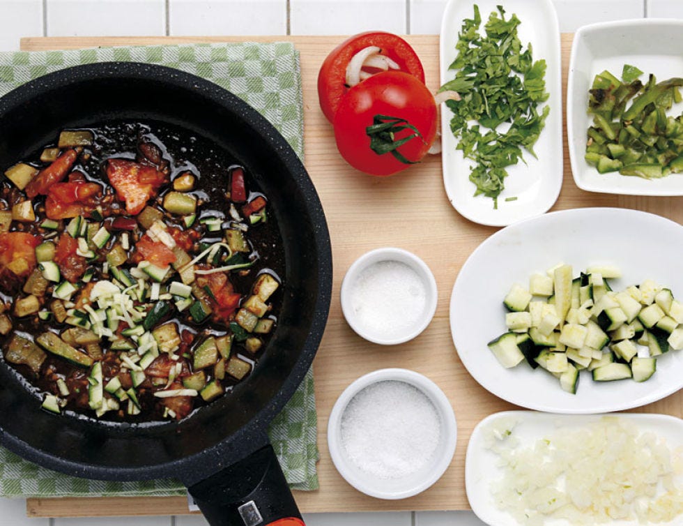 Food, Cuisine, Dishware, Produce, Ingredient, Cookware and bakeware, Bowl, Vegetable, Frying pan, Recipe, 
